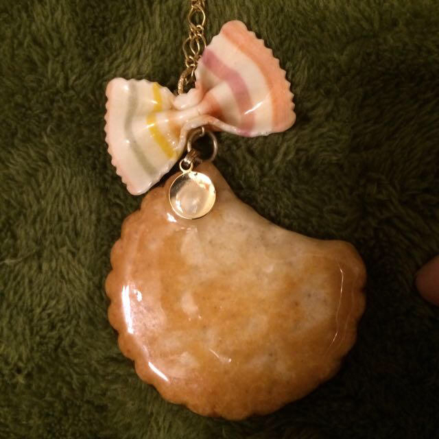 食べかけクッキーのネックレス レディースのアクセサリー(ネックレス)の商品写真