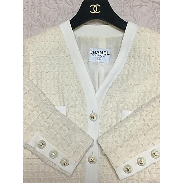 CHANEL(シャネル)のシャネル ruffer様専用 ☆ フリンジ ノーカラー ジャケット クリーム色 レディースのジャケット/アウター(ノーカラージャケット)の商品写真