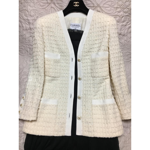 CHANEL(シャネル)のシャネル ruffer様専用 ☆ フリンジ ノーカラー ジャケット クリーム色 レディースのジャケット/アウター(ノーカラージャケット)の商品写真