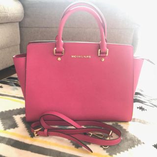 マイケルコース(Michael Kors)のマイケルコース🌸フューシャピンクのハンドバッグ(ハンドバッグ)