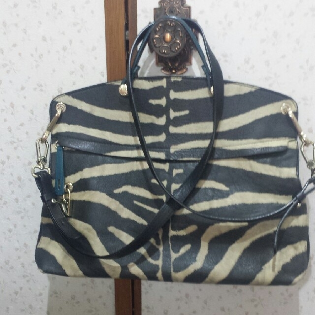 FURLA フルラ　パイパーLサイズ　ゼブラ柄　used美品　ショルダー付き