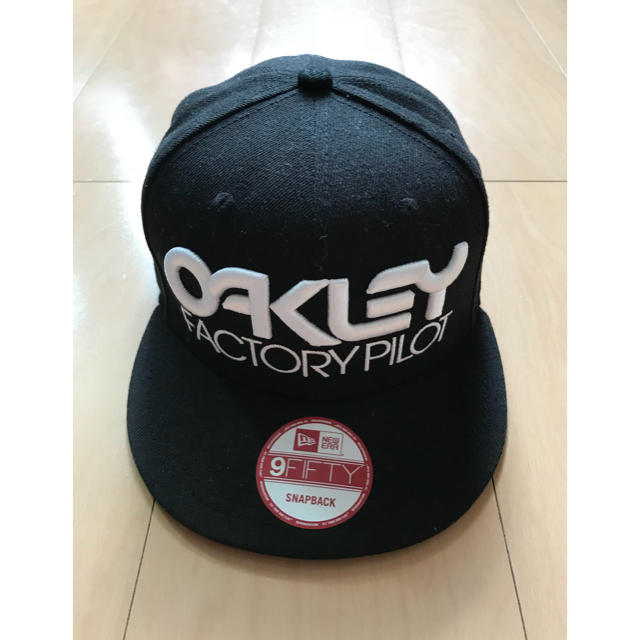 Oakley(オークリー)のオークリー★OAKLEY★フラットビルキャップ★NEWERA★新品★ブラック メンズの帽子(キャップ)の商品写真