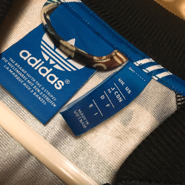 adidas(アディダス)のアディダス ヒールタブ柄 ブルゾンジャケット メンズのジャケット/アウター(ブルゾン)の商品写真