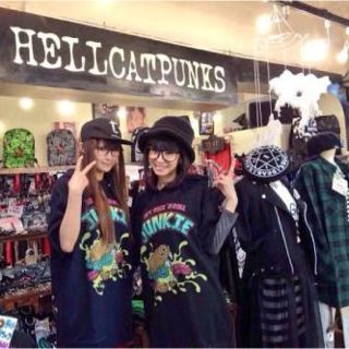 ヘルキャットパンクス(HELLCATPUNKS)の小林ゆう LiSA 着用 ヘルキャットパンクス 半袖パーカー(パーカー)