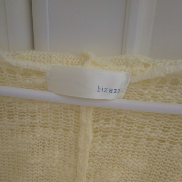 BIZAZZ(ビザッズ)の黄色ニット ポンチョ レディースのジャケット/アウター(ポンチョ)の商品写真