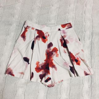 ザラ(ZARA)のZARA フラワー柄ショートパンツ キュロット 花柄 ホワイト ツイード(キュロット)