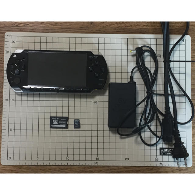 SONY(ソニー)のPSP-2000ブラック中古品、 充電器、バッテリー、メモリー付 エンタメ/ホビーのゲームソフト/ゲーム機本体(携帯用ゲーム機本体)の商品写真