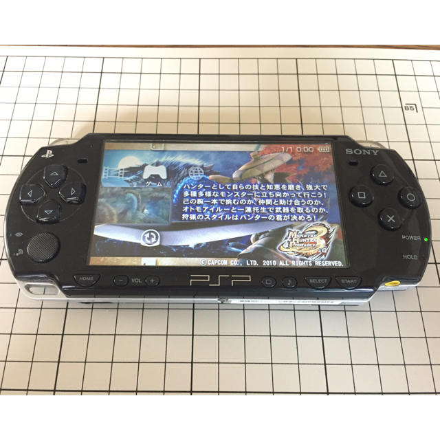 SONY(ソニー)のPSP-2000ブラック中古品、 充電器、バッテリー、メモリー付 エンタメ/ホビーのゲームソフト/ゲーム機本体(携帯用ゲーム機本体)の商品写真