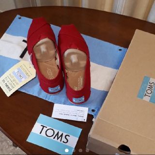 トムズ(TOMS)のエマ様専用です♪新品！TOMS　スニーカー?！靴?！24.5㎝(スリッポン/モカシン)