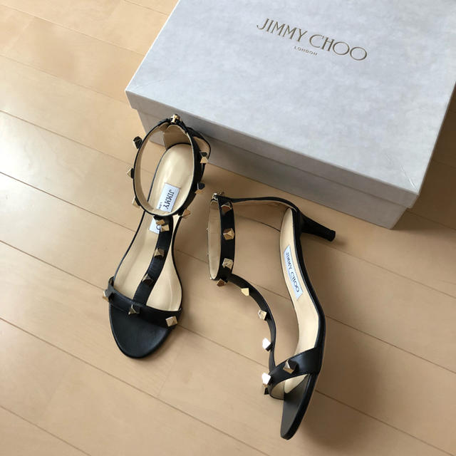 JIMMY CHOO(ジミーチュウ)の新品同様⭐️JIMMY CHOO / ジミーチュウ ゴールドスタッズ  サンダル レディースの靴/シューズ(サンダル)の商品写真