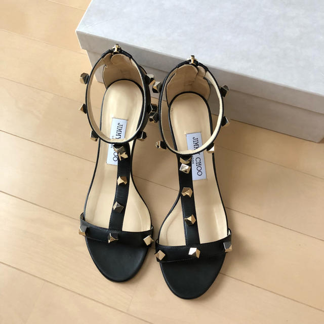 JIMMY CHOO(ジミーチュウ)の新品同様⭐️JIMMY CHOO / ジミーチュウ ゴールドスタッズ  サンダル レディースの靴/シューズ(サンダル)の商品写真