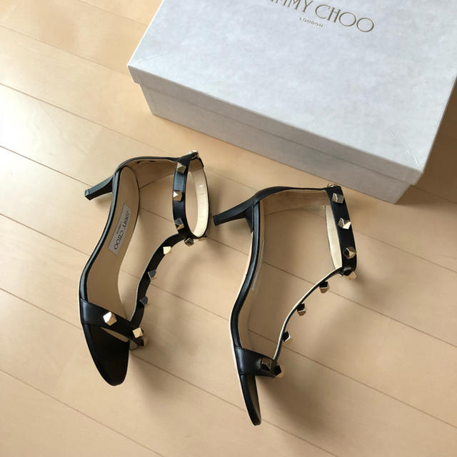 JIMMY CHOO(ジミーチュウ)の新品同様⭐️JIMMY CHOO / ジミーチュウ ゴールドスタッズ  サンダル レディースの靴/シューズ(サンダル)の商品写真