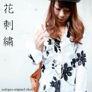 アンティカ(antiqua)のantiqua 花刺繍シャツ(シャツ/ブラウス(長袖/七分))