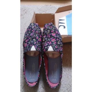 トムズ(TOMS)のTOMS 黒 花柄 スリッポン(スリッポン/モカシン)