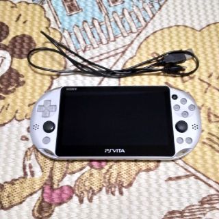 プレイステーションヴィータ(PlayStation Vita)のpsvita-2000 シルバー 充電USB 付き(携帯用ゲーム機本体)