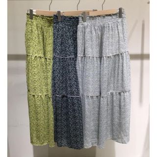 ダブルクローゼット(w closet)の小花柄パイピングティアードスカート(ロングスカート)