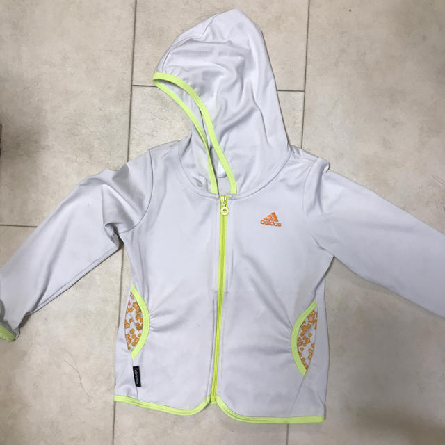 adidas(アディダス)のアディダス ガールズ 130 キッズ/ベビー/マタニティのキッズ服女の子用(90cm~)(ジャケット/上着)の商品写真