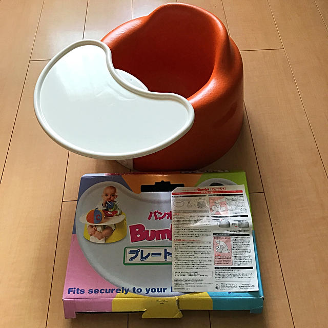 Bumbo(バンボ)のバンボ オレンジ  テーブル付 キッズ/ベビー/マタニティの寝具/家具(その他)の商品写真