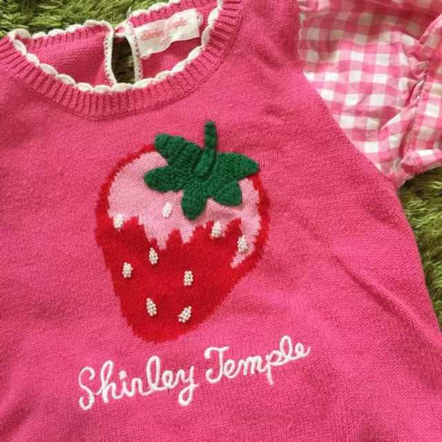 Shirley Temple(シャーリーテンプル)の美品✨シャーリーテンプル♡苺のニットとギンガムチェック切り替えトップス♡100✨ キッズ/ベビー/マタニティのキッズ服女の子用(90cm~)(ニット)の商品写真