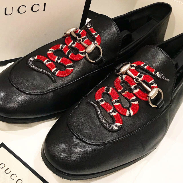 Gucci(グッチ)のGUCCI スネークパンプス 蛇柄 人気商品 使用品特価 グッチ スネーク メンズの靴/シューズ(デッキシューズ)の商品写真