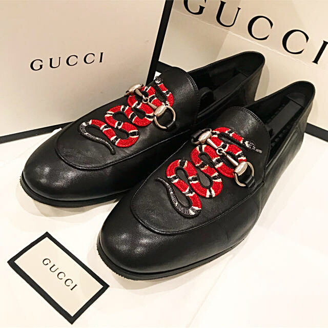 Gucci(グッチ)のGUCCI スネークパンプス 蛇柄 人気商品 使用品特価 グッチ スネーク メンズの靴/シューズ(デッキシューズ)の商品写真