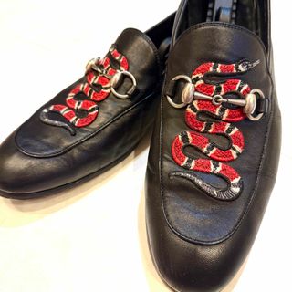 グッチ(Gucci)のGUCCI スネークパンプス 蛇柄 人気商品 使用品特価 グッチ スネーク(デッキシューズ)