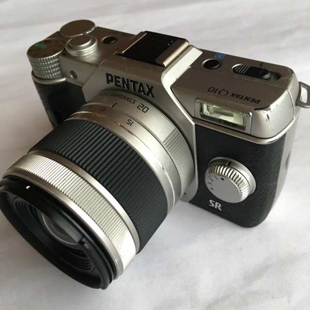 PENTAX(ペンタックス)のたれ様専用 PENTAX Q10 スタンダードズームレンズ スマホ/家電/カメラのカメラ(ミラーレス一眼)の商品写真