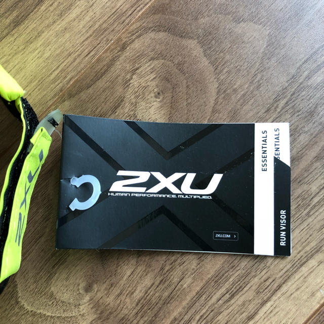 2XU(ツータイムズユー)のカズさま専用  2XU  サンバイザー 新品未使用 スポーツ/アウトドアのランニング(その他)の商品写真