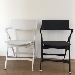 カルテル(kartell)のブラック、ホワイト2脚セット。Kartell ドリーアントニオチッテリオ (ダイニングチェア)