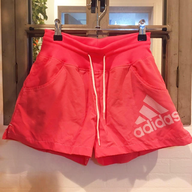 adidas(アディダス)のアディダス レディースのパンツ(ショートパンツ)の商品写真