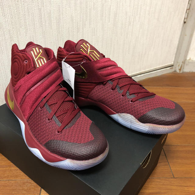 NIKE(ナイキ)のKYRIE2 ファイナル第4戦着用カラー 新品未使用 US10.5 カイリー2 メンズの靴/シューズ(スニーカー)の商品写真