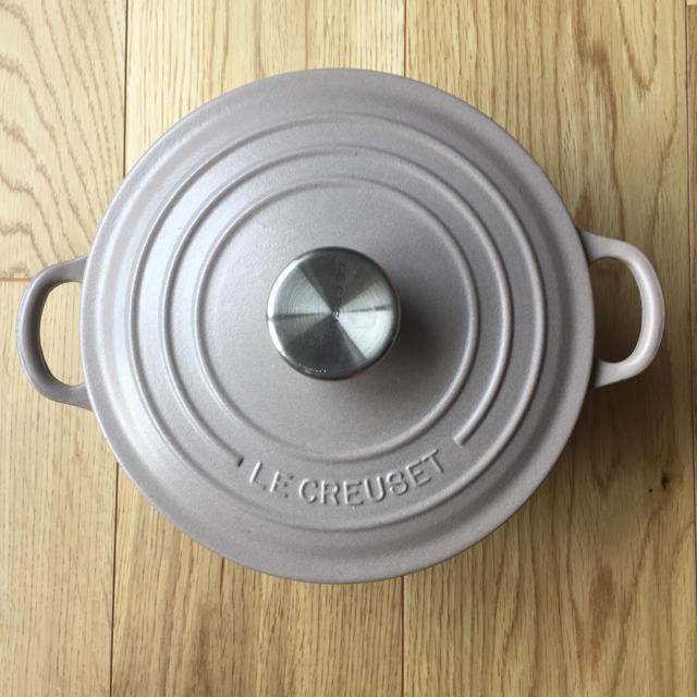 LE CREUSET(ルクルーゼ)の1回のみ使用！ル・クルーゼ22cm鍋グレー インテリア/住まい/日用品のキッチン/食器(鍋/フライパン)の商品写真