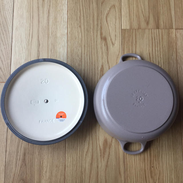 LE CREUSET(ルクルーゼ)の1回のみ使用！ル・クルーゼ22cm鍋グレー インテリア/住まい/日用品のキッチン/食器(鍋/フライパン)の商品写真