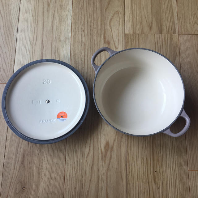 LE CREUSET(ルクルーゼ)の1回のみ使用！ル・クルーゼ22cm鍋グレー インテリア/住まい/日用品のキッチン/食器(鍋/フライパン)の商品写真