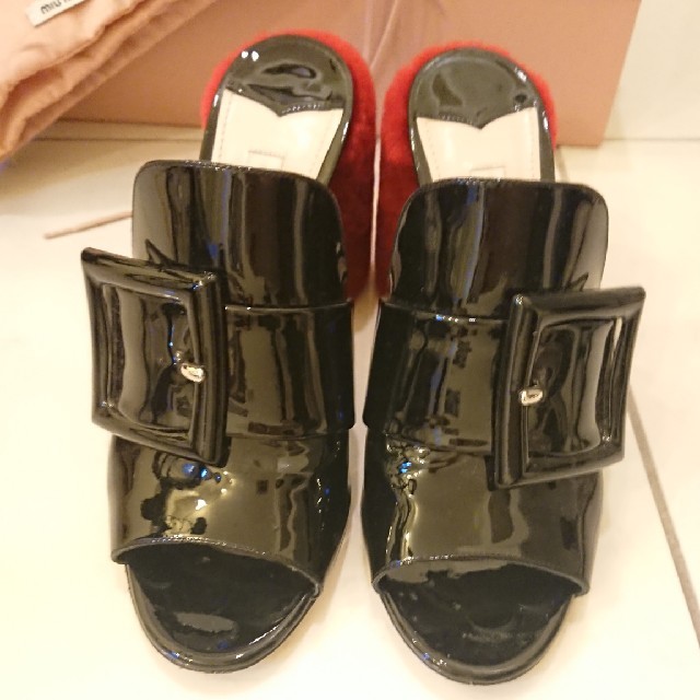 miumiu(ミュウミュウ)の2016年 ミュウミュウ ファー付き ミュール 黒 レディースの靴/シューズ(ミュール)の商品写真
