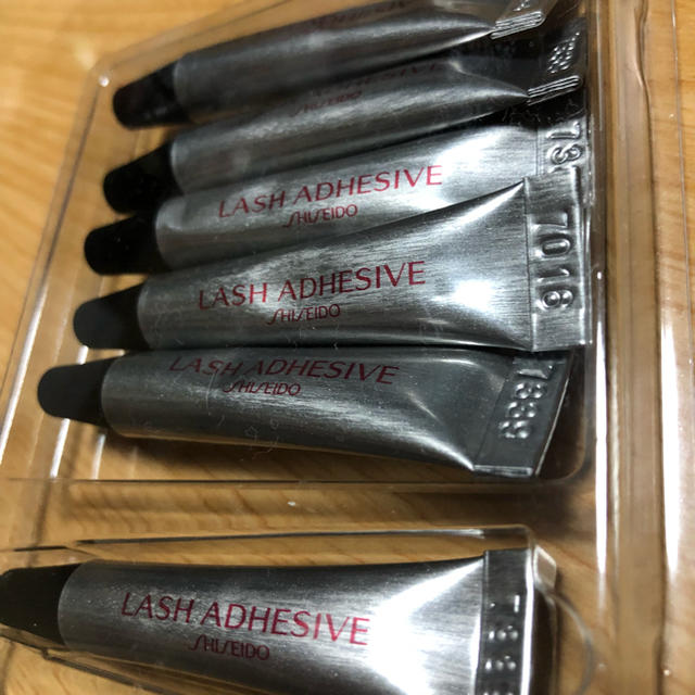 SHISEIDO (資生堂)(シセイドウ)の資生堂 つけまつげのり 6本入り！ コスメ/美容のベースメイク/化粧品(つけまつげ)の商品写真