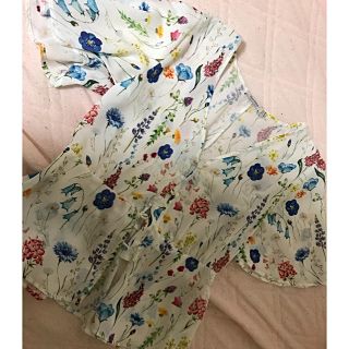 ベルシュカ(Bershka)の花柄 ブラウス 新品未使用(シャツ/ブラウス(半袖/袖なし))