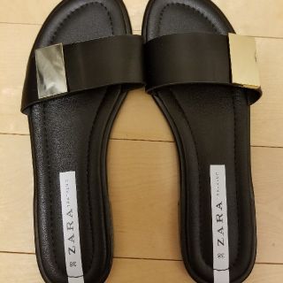 ザラ(ZARA)の［ 新品］ZARAシンプルフラットサンダル(サンダル)