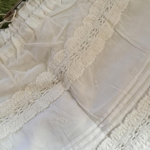 Seraph(セラフ)の新品✨seraphセラフ♡白カットワーク長袖ブラウス 裾リボン♡100✨ キッズ/ベビー/マタニティのキッズ服女の子用(90cm~)(スカート)の商品写真