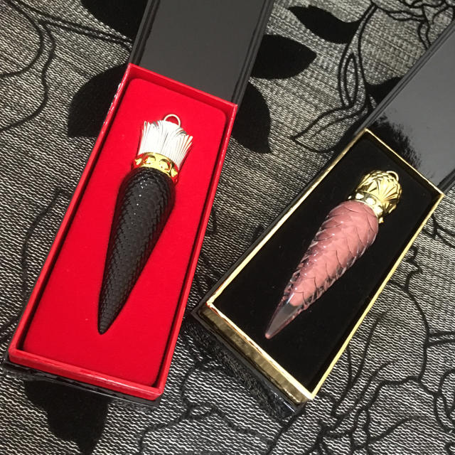 Christian Louboutin(クリスチャンルブタン)のChristian Louboutin リップカラー ルビラック コスメ/美容のベースメイク/化粧品(リップグロス)の商品写真