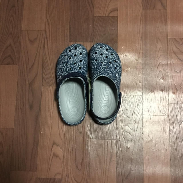 crocs(クロックス)のクロックス 29cm グレー ネイビー グラフィック ビーチサンダル メンズの靴/シューズ(サンダル)の商品写真