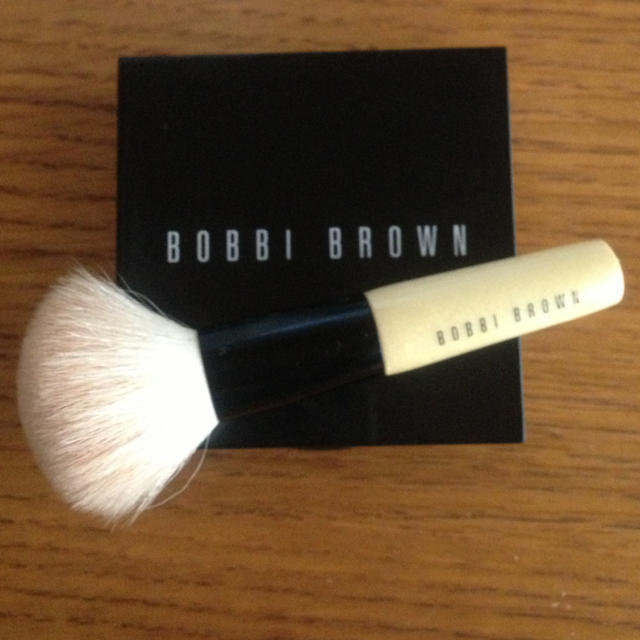 BOBBI BROWN(ボビイブラウン)のボビィブラウン♡パウダー ブラシ付き コスメ/美容のベースメイク/化粧品(その他)の商品写真