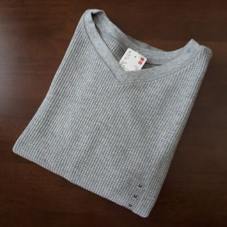 ユニクロ(UNIQLO)のお値下げ【新品タグ付き】ユニクロ　ワッフルVネックTシャツ(長袖)　グレーＭ(Tシャツ(長袖/七分))