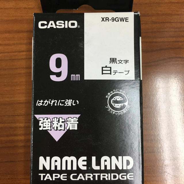 CASIO(カシオ)の新品☆CASIO ネームランド9㎜テープ XR-9GWE インテリア/住まい/日用品のオフィス用品(オフィス用品一般)の商品写真