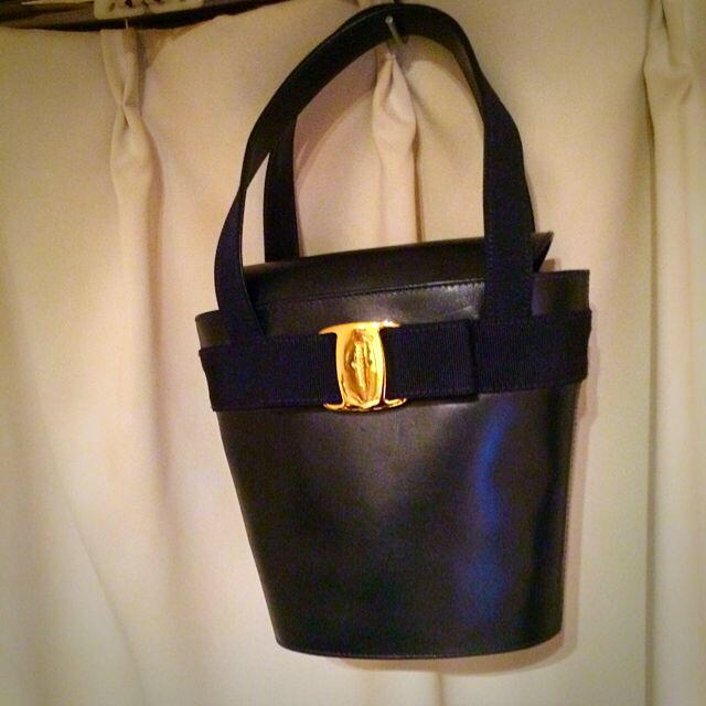 ferragamo ヴァラ バケツバッグ