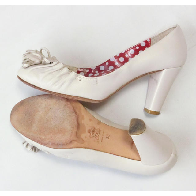 メーカー不明　薄ベージュでタッセルが付いたイタリア製パンプス36 レディースの靴/シューズ(ハイヒール/パンプス)の商品写真