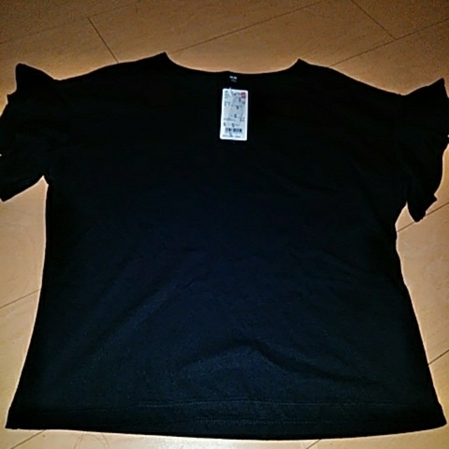 UNIQLO(ユニクロ)の新品！安室奈美恵・台湾入り・黒のTシャツSサイズ エンタメ/ホビーのタレントグッズ(ミュージシャン)の商品写真