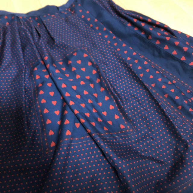 sacai(サカイ)のsacaiサカイsacailuckハート柄膝丈スカート レディースのスカート(ひざ丈スカート)の商品写真