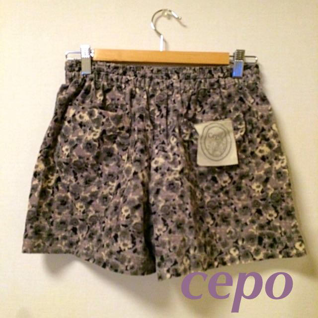 CEPO(セポ)のcepo 花柄コーデュロイショートパンツ レディースのパンツ(キュロット)の商品写真