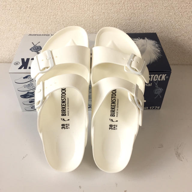 BIRKENSTOCK(ビルケンシュトック)の新品 BIRKENSTOCK アリゾナ EVA 38  白 レディースの靴/シューズ(サンダル)の商品写真